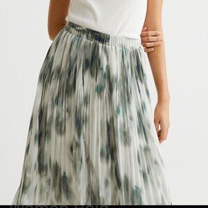 H&M Pleated Skirt Size S NWOT